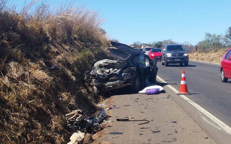 Grave acidente na BR-364, no último sábado, deixou mortos um idoso de 73 anos e a neta dele, de dez (Foto: PRF) (Foto: Leonardo Lucena) Grave acidente na BR-364, no último sábado, deixou mortos um idoso de 73 anos e a neta dele, de dez (Foto: PRF)