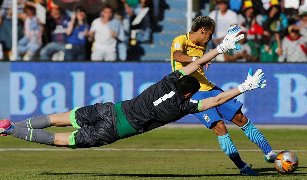 Goleiro boliviano Carlos Lampe e Neymar durante partida entre Brasil e Bolívia em La Paz 05/10/2017 REUTERS/David Mercado (Foto: Aquiles Lins) Goleiro boliviano Carlos Lampe e Neymar durante partida entre Brasil e Bolívia em La Paz 05/10/2017 REUTERS/David Mercado