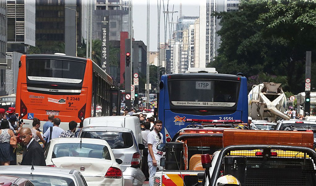 São Paulo- SP- Brasil- Um acidente envolvendo 13 veículos, interditou a avenida Paulista no início da tarde desta terça-feira (24/02). Foto: Paulo Pinto/ Fotos Públicas (Foto: Charles Nisz) São Paulo- SP- Brasil- Um acidente envolvendo 13 veículos, interditou a avenida Paulista no início da tarde desta terça-feira (24/02). Foto: Paulo Pinto/ Fotos Públicas