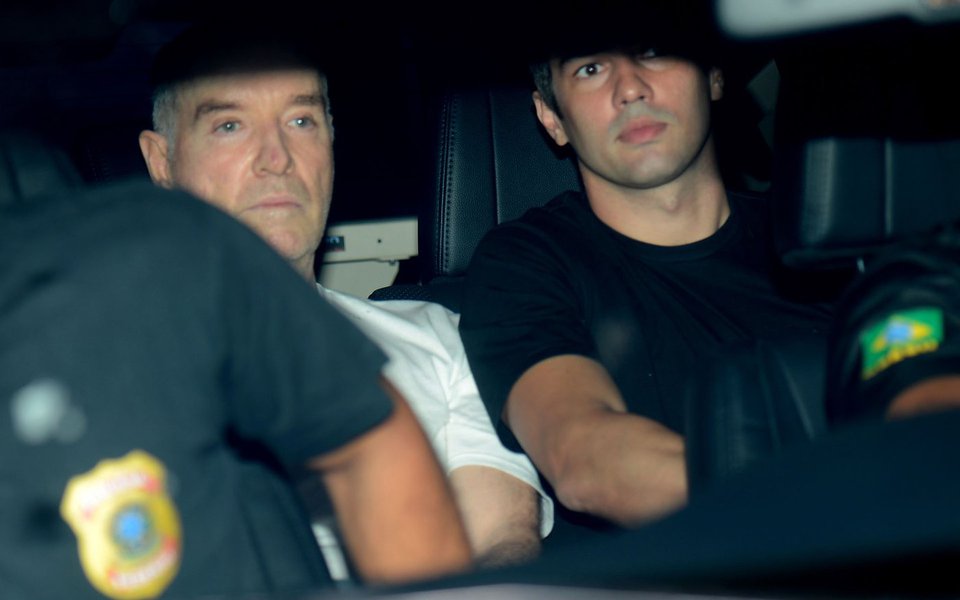 Rio de Janeiro - Empresário Eike Batista deixa a sede da PF, na região portuária da cidade, após depoimento na Delegacia de Combate ao Crime Organizado e Desvio de Recursos (Fernando Frazão/Agência Brasil) (Foto: Leonardo Lucena) Rio de Janeiro - Empresário Eike Batista deixa a sede da PF, na região portuária da cidade, após depoimento na Delegacia de Combate ao Crime Organizado e Desvio de Recursos (Fernando Frazão/Agência Brasil)