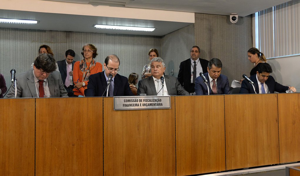André Quintão (deputado estadual PT/MG), Tiago Ulisses (deputado estadual PV/MG), Ivair Nogueira (deputado estadual PMDB/MG), Carlos Henrique (deputado estadual PRB/MG), Sargento Rodrigues (deputado estadual PDT/MG) (Foto: Leonardo Lucena) André Quintão (deputado estadual PT/MG), Tiago Ulisses (deputado estadual PV/MG), Ivair Nogueira (deputado estadual PMDB/MG), Carlos Henrique (deputado estadual PRB/MG), Sargento Rodrigues (deputado estadual PDT/MG)