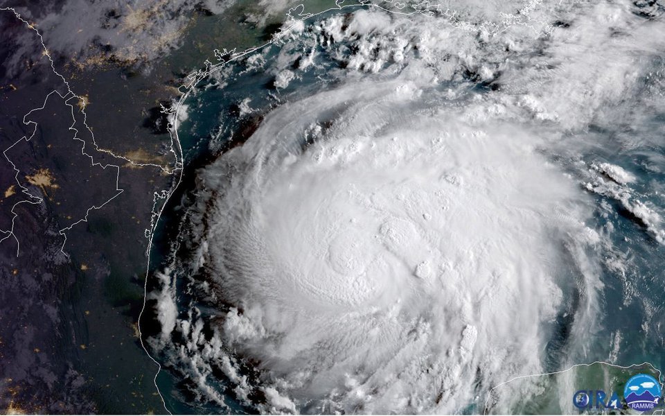Furacão Harvey é visto na costa do Golfo do Texas, em imagem de satélite 24/08/2017 NOAA/Handout via Reuters (Foto: Paulo Emílio) Furacão Harvey é visto na costa do Golfo do Texas, em imagem de satélite 24/08/2017 NOAA/Handout via Reuters