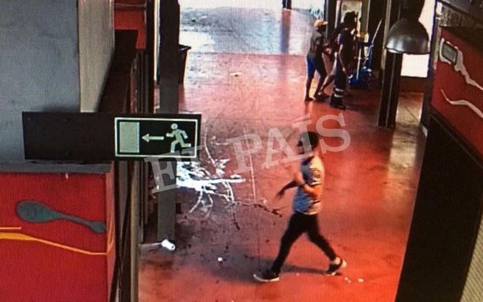 Imagem do suspeito de atropelar pedestres com uma van andando no mercado La Boqueria, em Barcelona 17/08/2017 Cortesia do jornal El País via REUTERS (Foto: Paulo Emílio) Imagem do suspeito de atropelar pedestres com uma van andando no mercado La Boqueria, em Barcelona 17/08/2017 Cortesia do jornal El País via REUTERS
