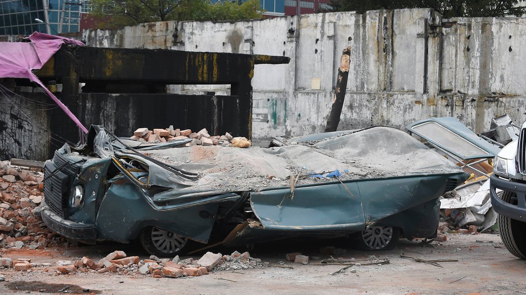 View of a street at the eastern area of Mexico City after a 8,2 earthquake on September 8, 2017. / AFP PHOTO / ALFREDO ESTRELLA (Foto: Paulo Emílio) View of a street at the eastern area of Mexico City after a 8,2 earthquake on September 8, 2017. / AFP PHOTO / ALFREDO ESTRELLA