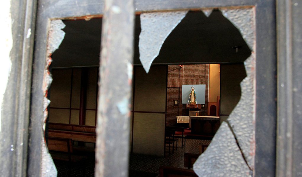 Janela quebrada é vista em igreja atacada antes de visita do papa Francisco em Santiago, no Chile 12/01/2018. REUTERS/Christian Iglesias (Foto: Paulo Emílio) Janela quebrada é vista em igreja atacada antes de visita do papa Francisco em Santiago, no Chile 12/01/2018. REUTERS/Christian Iglesias