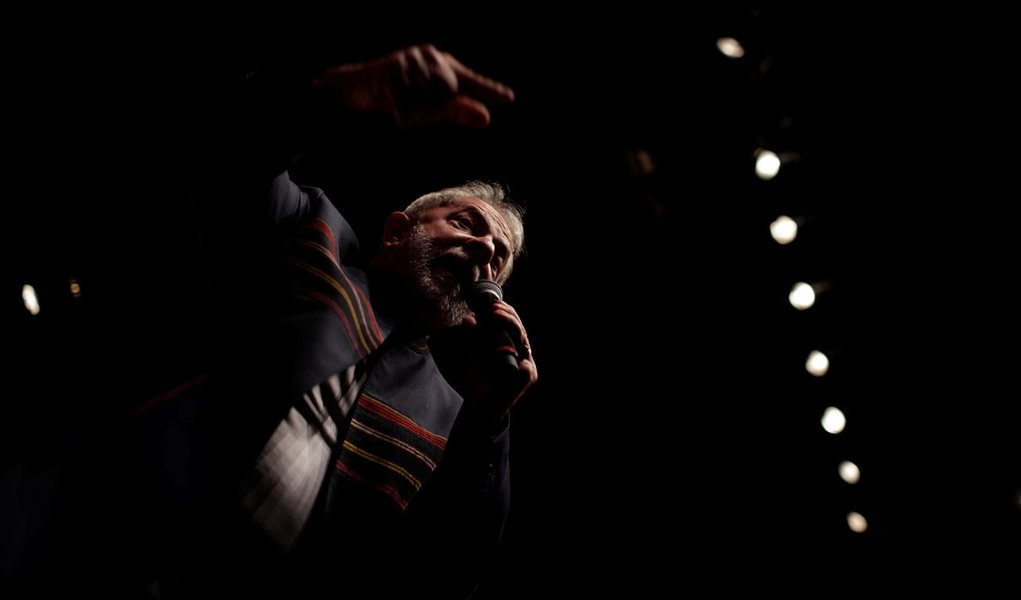 Ex-presidente Luiz Inácio Lula da Silva discursa no Rio de Janeiro 16/01/2018 REUTERS/Ricardo Moraes (Foto: Ayrton Centeno) Ex-presidente Luiz Inácio Lula da Silva discursa no Rio de Janeiro 16/01/2018 REUTERS/Ricardo Moraes