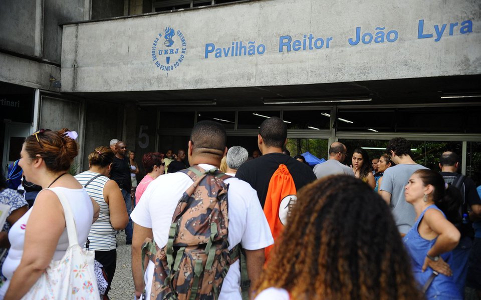 Rio de Janeiro- RJ- Brasil- Estudantes chegam à UERJ para realização do primeiro dia de provas do Enem 2014 (Tomaz Silva/Agência Brasil) (Foto: Leonardo Lucena) Rio de Janeiro- RJ- Brasil- Estudantes chegam à UERJ para realização do primeiro dia de provas do Enem 2014 (Tomaz Silva/Agência Brasil)