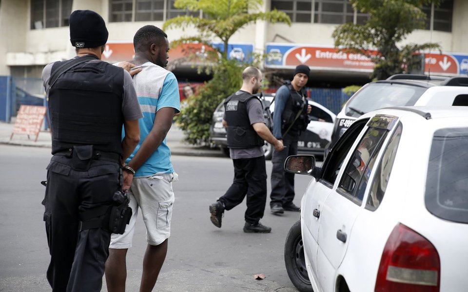 Rio de Janeiro - As Forças Armadas e policiais civis e militares fazem desde a madrugada de hoje (16) uma operação em comunidades de Niterói, na região metropolitana do Rio de Janeiro. (Foto: Tânia Rêgo/Agência Brasil) (Foto: Leonardo Lucena) Rio de Janeiro - As Forças Armadas e policiais civis e militares fazem desde a madrugada de hoje (16) uma operação em comunidades de Niterói, na região metropolitana do Rio de Janeiro. (Foto: Tânia Rêgo/Agência Brasil)
