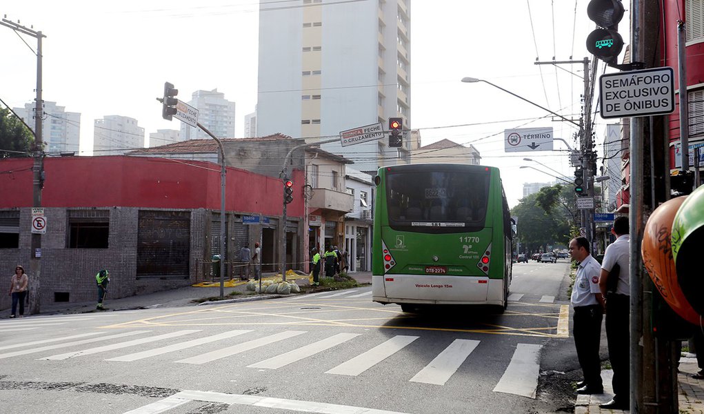 SAO PAULO, 01 DE ABRIL DE 2014. Visita a implantacao do Sistema Queue Jump Local: Esquina da rua Clelia com a rua Tiberio – Lapa FOTO: FABIO ARANTES/SECOM (Foto: Charles Nisz) SAO PAULO, 01 DE ABRIL DE 2014. Visita a implantacao do Sistema Queue Jump Local: Esquina da rua Clelia com a rua Tiberio – Lapa FOTO: FABIO ARANTES/SECOM