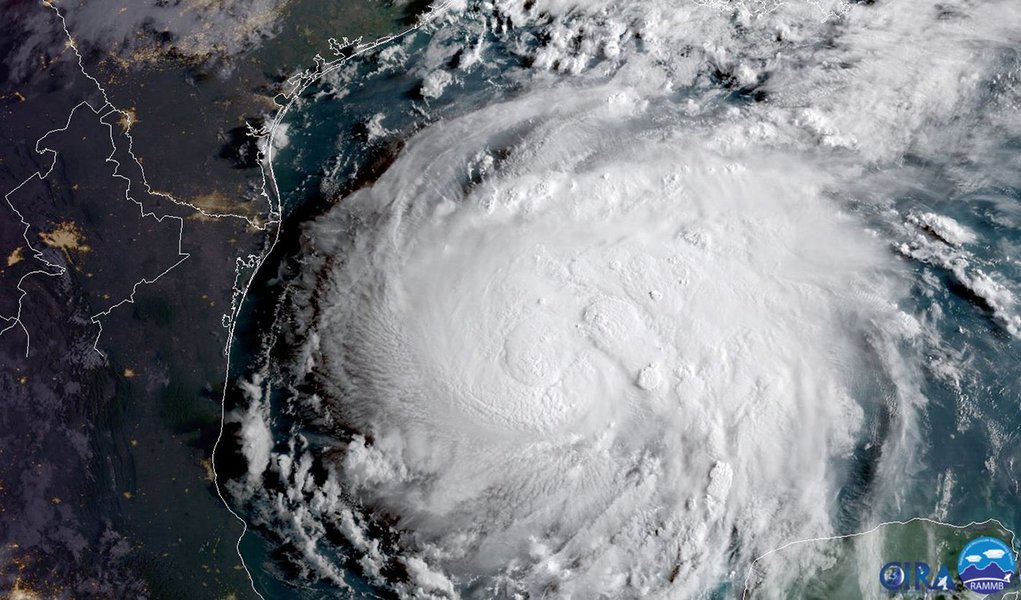 Furacão Harvey é visto na costa do Golfo do Texas, em imagem de satélite 24/08/2017 NOAA/Handout via Reuters (Foto: Charles Nisz) Furacão Harvey é visto na costa do Golfo do Texas, em imagem de satélite 24/08/2017 NOAA/Handout via Reuters