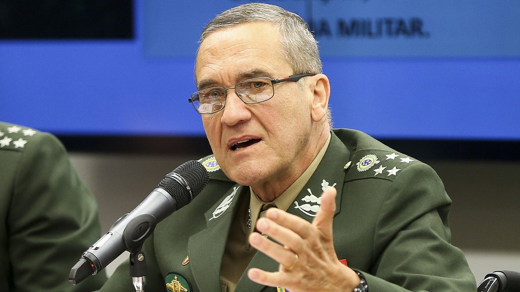 Brasília - O comandante do Exército, general Eduardo Dias da Costa Villas Boas, participa de audiência na Comissão de Relações Exteriores e de Defesa Nacional para debater a situação dos projetos estratégicos das Forças Armadas (Foto: Giuliana Miranda) Brasília - O comandante do Exército, general Eduardo Dias da Costa Villas Boas, participa de audiência na Comissão de Relações Exteriores e de Defesa Nacional para debater a situação dos projetos estratégicos das Forças Armadas