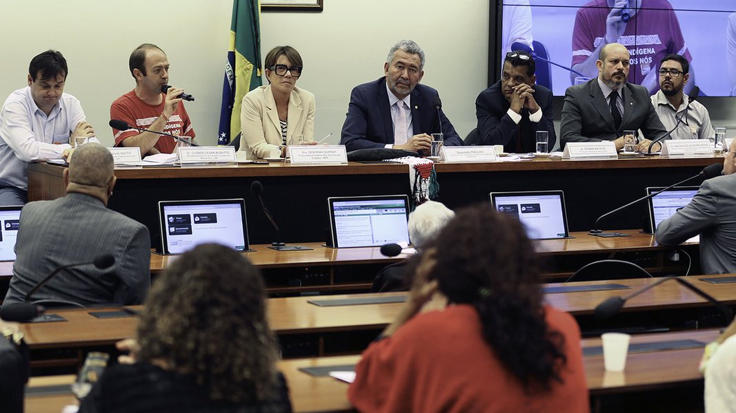 Brasilia - A Comissão de Direitos Humanos e Minorias promove audiência para avaliar os resultados apresentados pelo Relatório de Conflitos no Campo Brasil 2016 (Fabio Rodrigues Pozzebom/Agência Brasil) (Foto: Voney Malta) Brasilia - A Comissão de Direitos Humanos e Minorias promove audiência para avaliar os resultados apresentados pelo Relatório de Conflitos no Campo Brasil 2016 (Fabio Rodrigues Pozzebom/Agência Brasil)