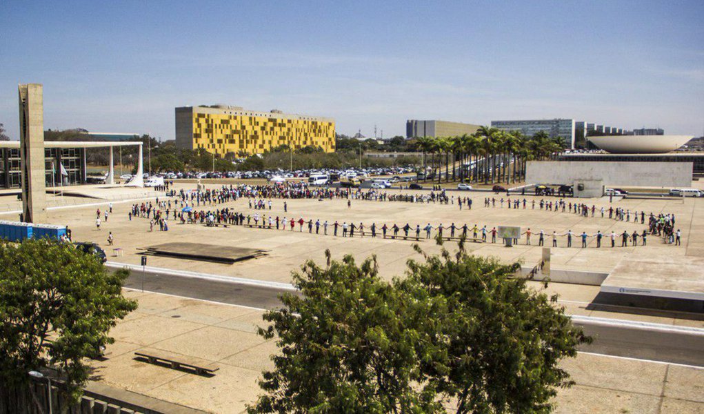 Indígenas em roda na Praça dos 3 Poderes em Brasília após a decisão do STF. (Foto: Paulo Emílio) Indígenas em roda na Praça dos 3 Poderes em Brasília após a decisão do STF.
