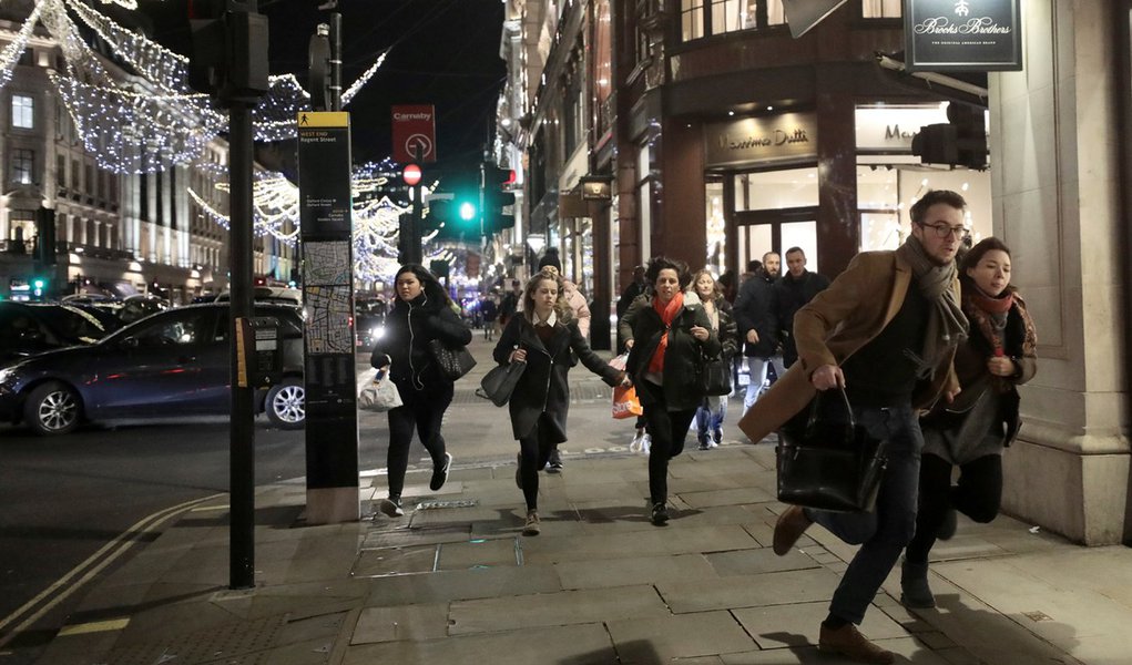 Pessoas correm na Oxford Street em Londres 24/11/2017 REUTERS/Simon Dawson (Foto: Aquiles Lins) Pessoas correm na Oxford Street em Londres 24/11/2017 REUTERS/Simon Dawson