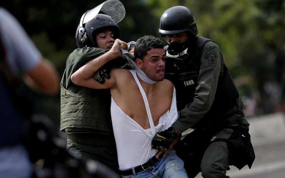 Manifestante é detido durante protesto contra o presidente da Venezuela, Nicolás Maduro, em Caracas 27/07/2017 REUTERS/Ueslei Marcelino (Foto: Paulo Emílio) Manifestante é detido durante protesto contra o presidente da Venezuela, Nicolás Maduro, em Caracas 27/07/2017 REUTERS/Ueslei Marcelino