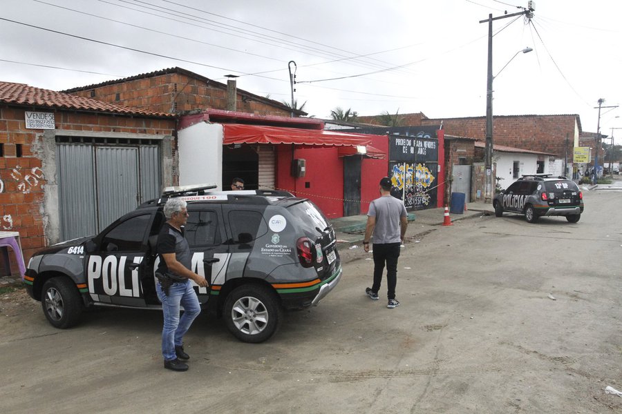 FORTALEZA, CE, BRASIL, 27-01-2018: Maior chacina da hist�ria do Cear� deixa v�rios mortos no bairro Cajazeiras. (Foto: Evil�zio Bezerra/O POVO) (Foto: Paulo Emílio) FORTALEZA, CE, BRASIL, 27-01-2018: Maior chacina da hist�ria do Cear� deixa v�rios mortos no bairro Cajazeiras. (Foto: Evil�zio Bezerra/O POVO)