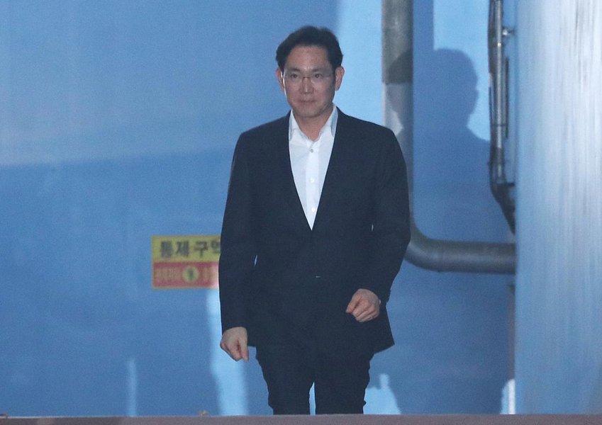 Samsung Electronics Vice Chairman, Jay Y. Lee leaves a court in Seoul, South Korea, February 5, 2018. Lee Ji-eun/Yonhap via REUTERS (Foto: Charles Nisz) Samsung Electronics Vice Chairman, Jay Y. Lee leaves a court in Seoul, South Korea, February 5, 2018. Lee Ji-eun/Yonhap via REUTERS