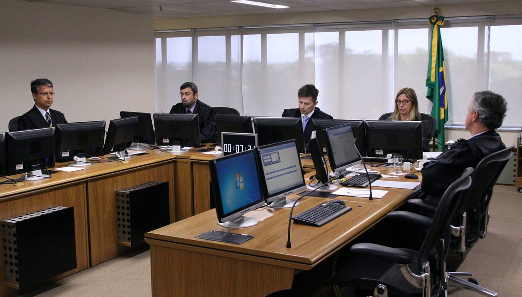 A partir da esquerda, o desembargador Victor Laus, procurador Maurício Gotardo Gerum, desembargador Leandro Paulsen e desembargador João Pedro Gebran Neto (Foto: Mauro Santayanna) A partir da esquerda, o desembargador Victor Laus, procurador Maurício Gotardo Gerum, desembargador Leandro Paulsen e desembargador João Pedro Gebran Neto