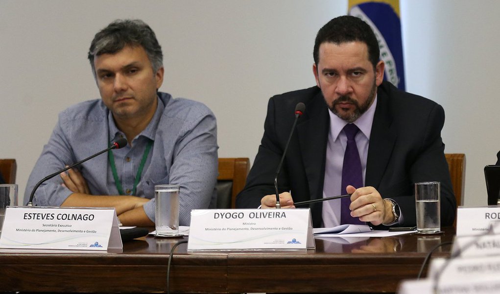 Brasília - O secretário executivo, Esteves Colnago, o ministro do Planejamento, Dyogo Oliveira, e o secretário executivo Adjunto, Rodrigo Cota, durante reunião do CMAP com o Bird (Fabio Rodrigues Pozzebom/Agência Brasil) (Foto: Paulo Emílio) Brasília - O secretário executivo, Esteves Colnago, o ministro do Planejamento, Dyogo Oliveira, e o secretário executivo Adjunto, Rodrigo Cota, durante reunião do CMAP com o Bird (Fabio Rodrigues Pozzebom/Agência Brasil)