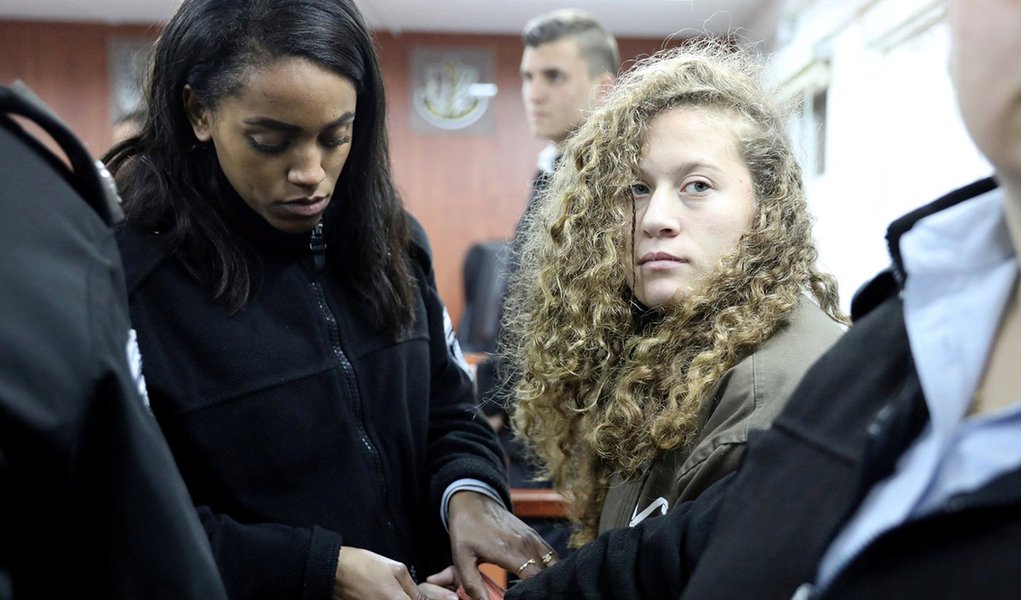 Palestinian teen Ahed Tamimi (R) enters a military courtroom escorted by Israeli Prison Service personnel at Ofer Prison, near the West Bank city of Ramallah, January 1, 2018. REUTERS/Ammar Awad TPX IMAGES OF THE DAY (Foto: Paulo Emílio) Palestinian teen Ahed Tamimi (R) enters a military courtroom escorted by Israeli Prison Service personnel at Ofer Prison, near the West Bank city of Ramallah, January 1, 2018. REUTERS/Ammar Awad TPX IMAGES OF THE DAY