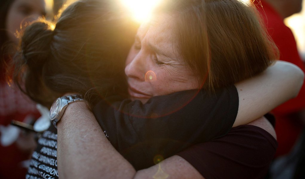 Mulheres reagem durante vigília para vítimas de incidente com tiros em escola na Flórida, Estados Unidos 15/02/2018 REUTERS/Carlos Garcia Rawlins (Foto: Aquiles Lins) Mulheres reagem durante vigília para vítimas de incidente com tiros em escola na Flórida, Estados Unidos 15/02/2018 REUTERS/Carlos Garcia Rawlins