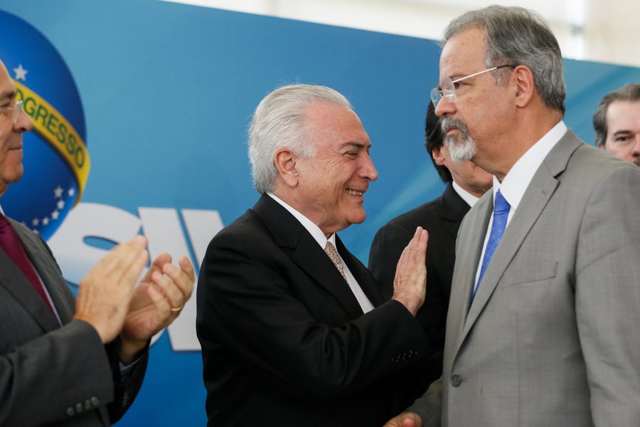 Presidente da República, Michel Temer cumprimenta o Ministro de Estado Extraordinário da Segurança Pública, Raul Jungmann. Foto: Beto Barata/PR (Foto: Gisele Federicce) Presidente da República, Michel Temer cumprimenta o Ministro de Estado Extraordinário da Segurança Pública, Raul Jungmann. Foto: Beto Barata/PR