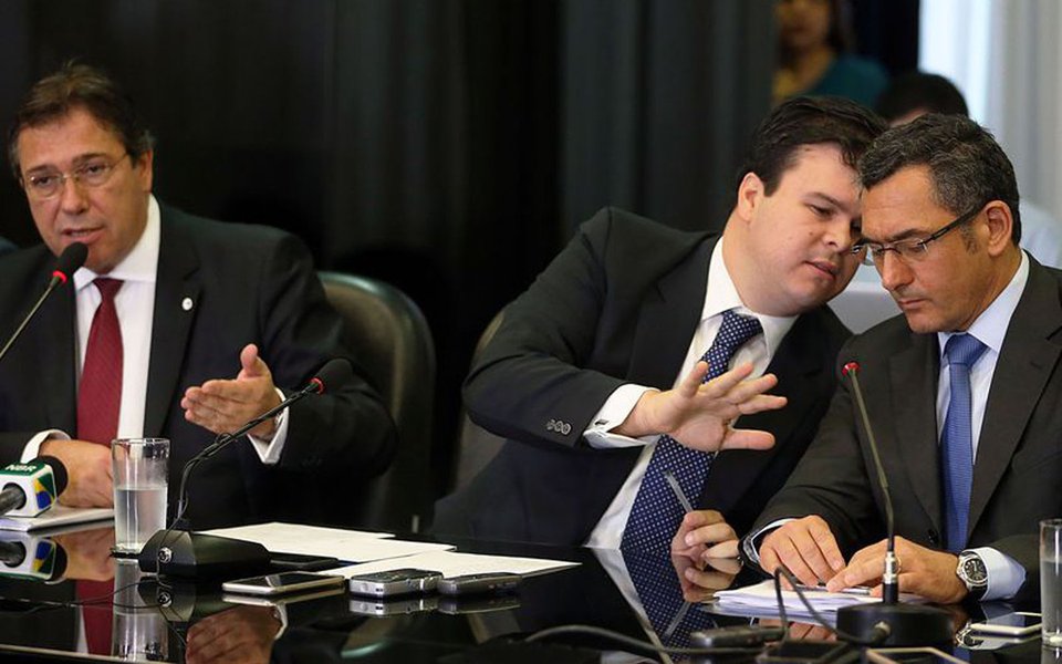 Bras�lia - O ministro de Minas e Energia, Fernando Bezerra Coelho Filho, e o presidente da Eletrobras, Wilson Ferreira Junior, concedem entrevista coletiva sobre a proposta de desestatiza��o da Eletrobras (Jos� Cruz/Ag�ncia Brasil) (Foto: Gisele Federicce) Bras�lia - O ministro de Minas e Energia, Fernando Bezerra Coelho Filho, e o presidente da Eletrobras, Wilson Ferreira Junior, concedem entrevista coletiva sobre a proposta de desestatiza��o da Eletrobras (Jos� Cruz/Ag�ncia Brasil)