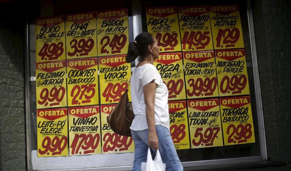 Consumidora passa por cartazes com preços de produtos em mercado no Rio de Janeiro 09/12/2017 REUTERS/Ricardo Moraes (Foto: Paulo Emílio) Consumidora passa por cartazes com preços de produtos em mercado no Rio de Janeiro 09/12/2017 REUTERS/Ricardo Moraes
