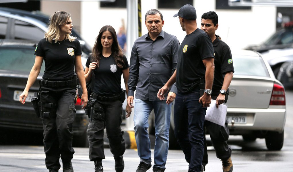 23/11/2017- Rio de Janeiro - O ex-chefe da Casa Civil do governo Sérgio Cabral, Régis Fichtner, chega preso à sede da Polícia Federal Foto: Tânia Rêgo/Agência Brasil (Foto: Leonardo Lucena) 23/11/2017- Rio de Janeiro - O ex-chefe da Casa Civil do governo Sérgio Cabral, Régis Fichtner, chega preso à sede da Polícia Federal Foto: Tânia Rêgo/Agência Brasil