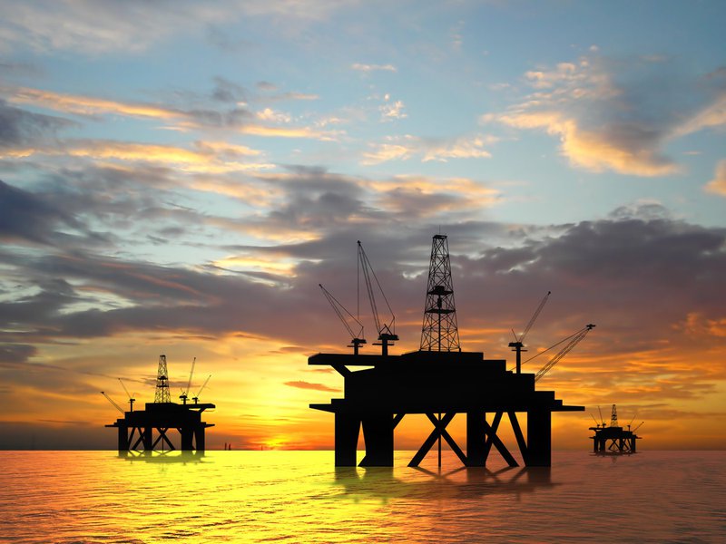 Oil rig silhouette over orange sky (Foto: Pedro Augusto Pinho) Oil rig silhouette over orange sky