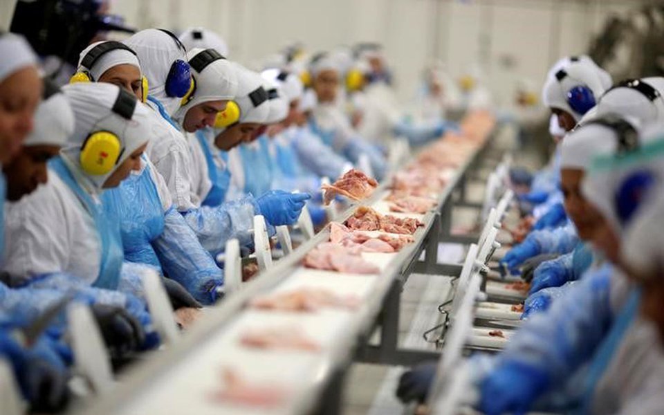 Funcionários trabalham durante visita técnica do ministro da Agricultura, Blairo Maggi, em fábrica da JBS, em Lapa (PR) 21/03/2017 REUTERS/Ueslei Marcelino (Foto: Leonardo Attuch) Funcionários trabalham durante visita técnica do ministro da Agricultura, Blairo Maggi, em fábrica da JBS, em Lapa (PR) 21/03/2017 REUTERS/Ueslei Marcelino