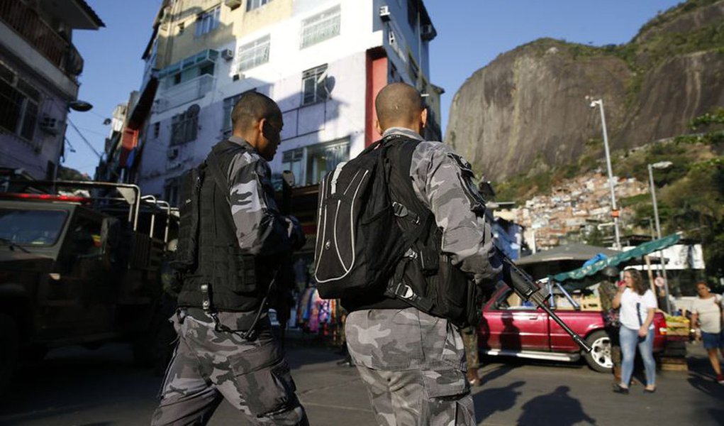 Rio de Janeiro - Opera��o das for�as seguran�a no combate aos confrontos entre traficantes na Rocinha (Fernando Fraz�o/Ag�ncia Brasil) (Foto: Aquiles Lins) Rio de Janeiro - Opera��o das for�as seguran�a no combate aos confrontos entre traficantes na Rocinha (Fernando Fraz�o/Ag�ncia Brasil)