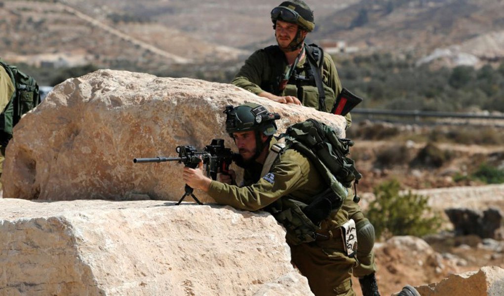 Soldado israelense aponta arma na cidade de Hebrom, na Cisjordânia 22/09/2017 REUTERS/Mussa Qawasma (Foto: Paulo Emílio) Soldado israelense aponta arma na cidade de Hebrom, na Cisjordânia 22/09/2017 REUTERS/Mussa Qawasma