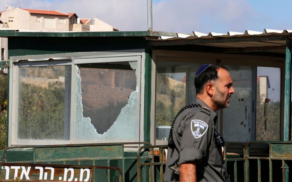 Policial israelense passa por posto de controle danificado depois que palestino deixou três guardas israelenses mortos em assentamento judeu, na Cisjordânia ocupada 26/09/2017 REUTERS/Ammar Awad (Foto: Paulo Emílio) Policial israelense passa por posto de controle danificado depois que palestino deixou três guardas israelenses mortos em assentamento judeu, na Cisjordânia ocupada 26/09/2017 REUTERS/Ammar Awad