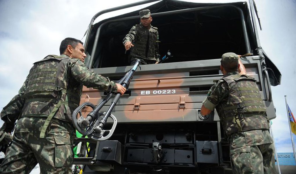 Rio de Janeiro - Militares do 1� Batalh�o de Engenharia de Combate-Escola do Ex�rcito aguardam para entrar no Complexo de Favelas da Mar�, em uma opera��o de buscas a armamentos enterrados por traficantes que agem na comunidade(Tania Rego/Ag�ncia Brasil) (Foto: Charles Nisz) Rio de Janeiro - Militares do 1� Batalh�o de Engenharia de Combate-Escola do Ex�rcito aguardam para entrar no Complexo de Favelas da Mar�, em uma opera��o de buscas a armamentos enterrados por traficantes que agem na comunidade(Tania Rego/Ag�ncia Brasil)