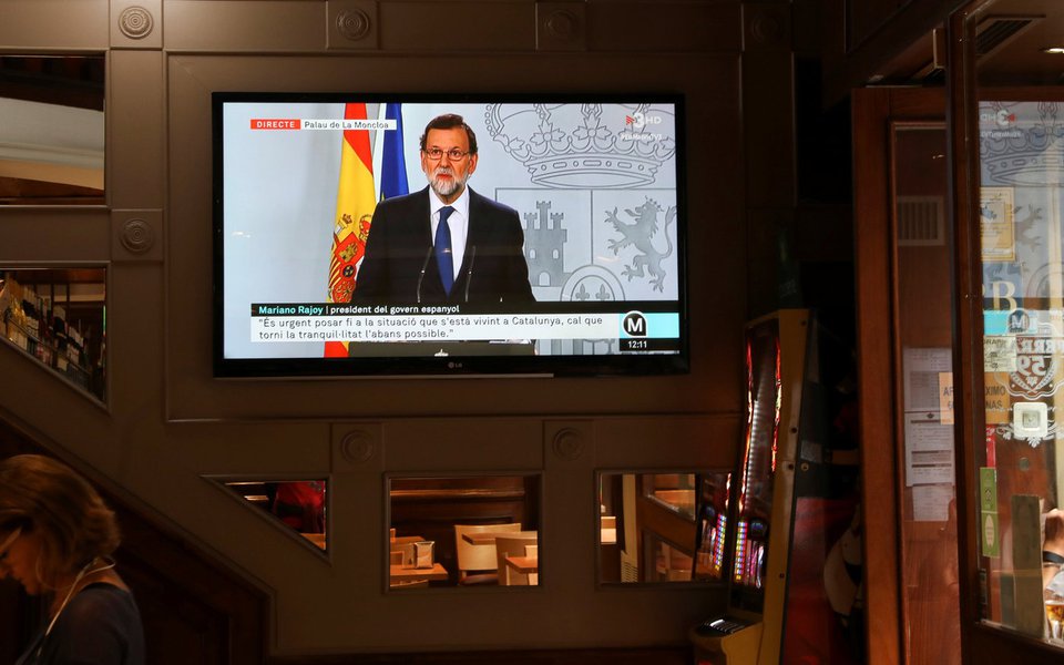 Primeiro-ministro da Espanha, Mariano Rajoy, durante pronunciamento televisionado em bar, em Barcelona 11/10/2017 REUTERS/Susana Vera (Foto: Paulo Emílio) Primeiro-ministro da Espanha, Mariano Rajoy, durante pronunciamento televisionado em bar, em Barcelona 11/10/2017 REUTERS/Susana Vera