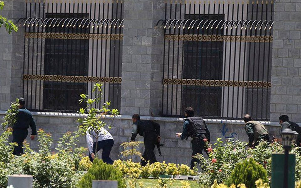 Membros das forças iranianas correm durante ataque ao Parlamento em Teerã. 07/06/2017 Omid Vahabzadeh/TIMA via REUTERS (Foto: Aquiles Lins) Membros das forças iranianas correm durante ataque ao Parlamento em Teerã. 07/06/2017 Omid Vahabzadeh/TIMA via REUTERS
