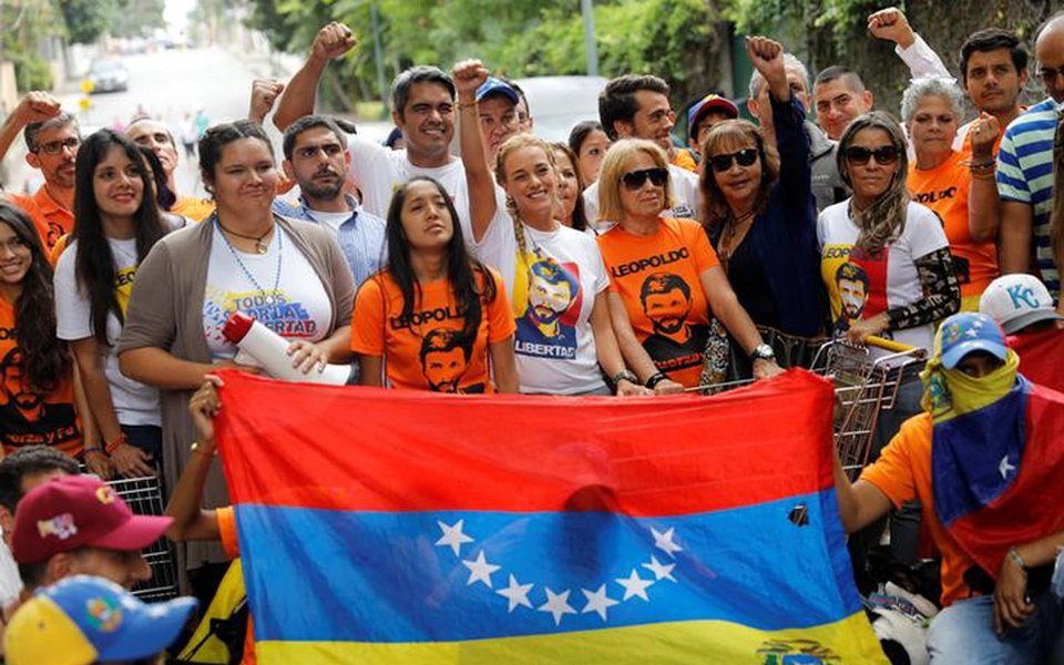 Manifestantes da oposição ao governo da Venezuela em Caracas 10/07/2017 REUTERS/Andres Martinez Casares (Foto: Paulo Emílio) Manifestantes da oposição ao governo da Venezuela em Caracas 10/07/2017 REUTERS/Andres Martinez Casares
