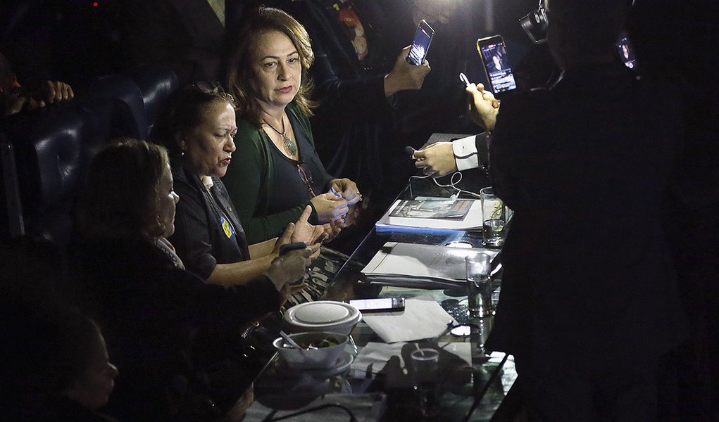 Brasília - Impedido de presidir votação da reforma trabalhista, Eunício suspende sessão.A decisão foi tomada depois que a senadora Fátima Bezerra (PT - RN), que conduzia os trabalhos, se negou a dar o assento da presidência da sessão a Eunício. (Foto: Roberto Requião) www.brasil247.com - Brasília - Impedido de presidir votação da reforma trabalhista, Eunício suspende sessão.A decisão foi tomada depois que a senadora Fátima Bezerra (PT - RN), que conduzia os trabalhos, se negou a dar o assento da presidência da sessão a Eunício.