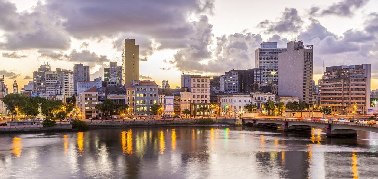 Skyline of Recife in Pernambuco, Brazil showcasing its historic architecture at sunset by the Capibaribe River. (Foto: Urariano Mota) Skyline of Recife in Pernambuco, Brazil showcasing its historic architecture at sunset by the Capibaribe River.