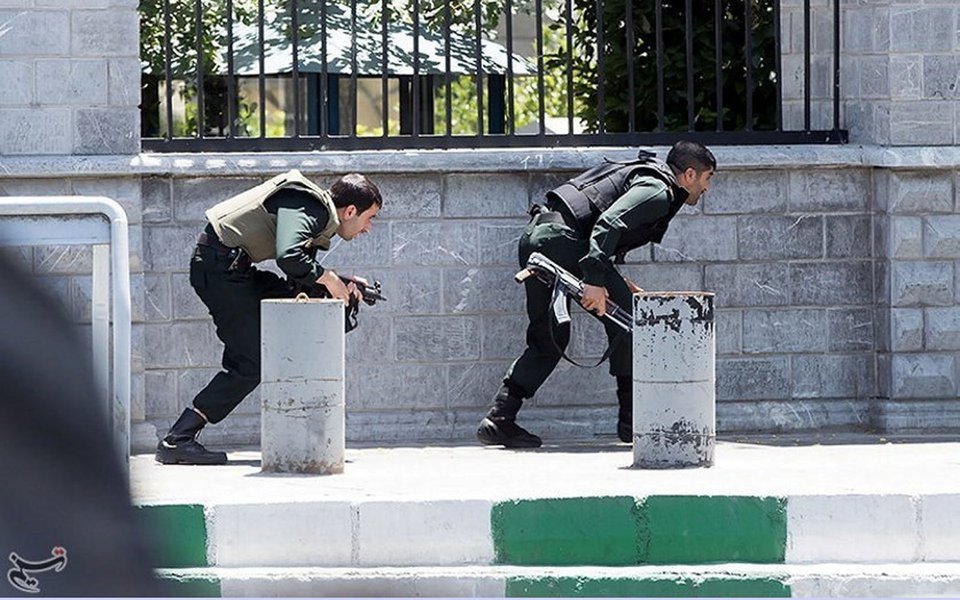 Membros das forças de segurança do Irã durante ataque ao Parlamento no centro de Teerã. 07/06/2017 Tasnim News Agency/Divulgação via REUTERS (Foto: Leonardo Attuch) Membros das forças de segurança do Irã durante ataque ao Parlamento no centro de Teerã. 07/06/2017 Tasnim News Agency/Divulgação via REUTERS