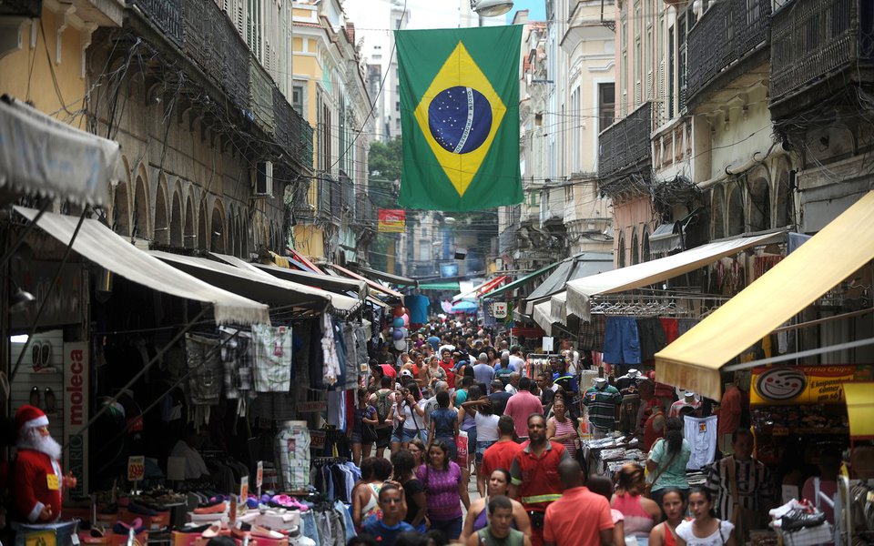 Rio de Janeiro - Milhares de pessoas vão às ruas do Saara (Sociedade de Amigos das Adjacências da Rua da Alfândega) para compras de natal no tradicional centro de comércio popular do Rio de Janeiro. (Foto: Paulo Emílio) Rio de Janeiro - Milhares de pessoas vão às ruas do Saara (Sociedade de Amigos das Adjacências da Rua da Alfândega) para compras de natal no tradicional centro de comércio popular do Rio de Janeiro.