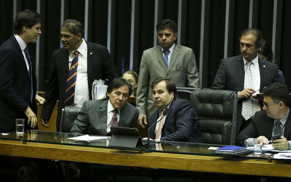 Bras�lia - O presidente do Senado, Eun�cio Oliveira, e o presidente da C�mara, Rodrigo Maia, durante sess�o deliberativa extraordin�ria. (Marcelo Camargo/Ag�ncia Brasil) (Foto: Gisele Federicce) Bras�lia - O presidente do Senado, Eun�cio Oliveira, e o presidente da C�mara, Rodrigo Maia, durante sess�o deliberativa extraordin�ria. (Marcelo Camargo/Ag�ncia Brasil)