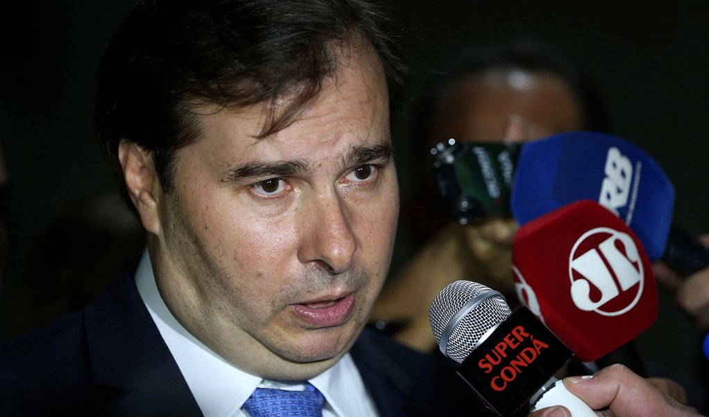 Brasília - O presidente da Câmara dos Deputados, Rodrigo Maia, fala à imprensa (Wilson Dias/Agência Brasil) (Foto: Aquiles Lins) Brasília - O presidente da Câmara dos Deputados, Rodrigo Maia, fala à imprensa (Wilson Dias/Agência Brasil)