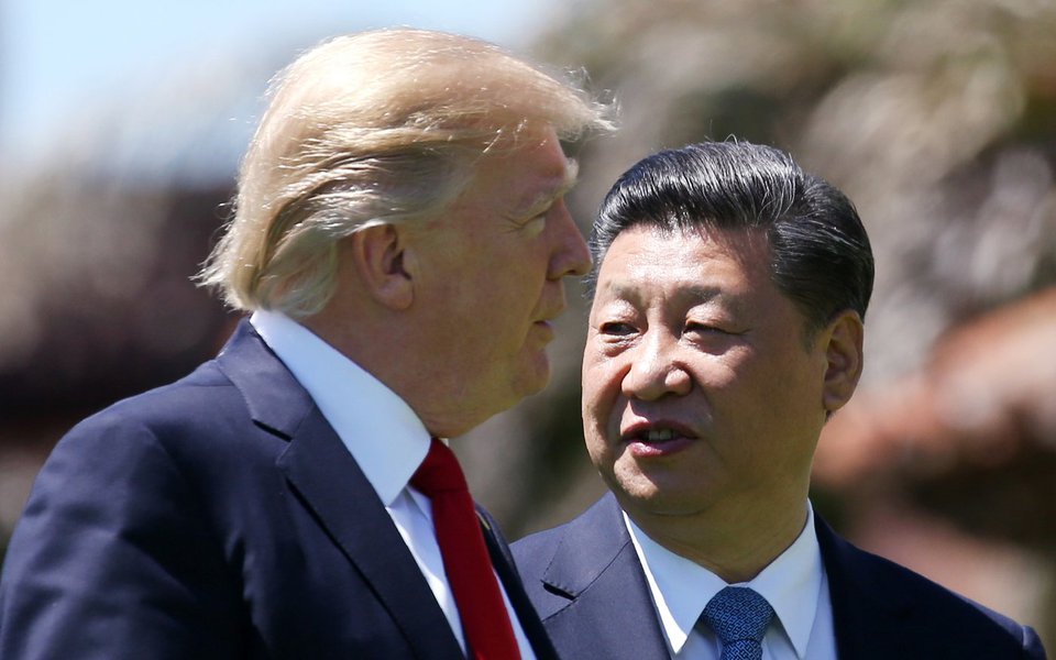 U.S. President Donald Trump (L) and China's President Xi Jinping walk along the front patio of the Mar-a-Lago estate after a bilateral meeting in Palm Beach, Florida, U.S., April 7, 2017. REUTERS/Carlos Barria - RTX34MG4 (Foto: Leonardo Attuch) U.S. President Donald Trump (L) and China's President Xi Jinping walk along the front patio of the Mar-a-Lago estate after a bilateral meeting in Palm Beach, Florida, U.S., April 7, 2017. REUTERS/Carlos Barria - RTX34MG4