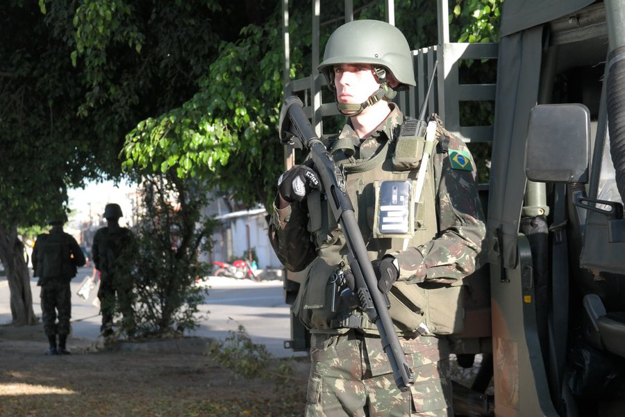 Rio de Janeiro - Soldados do Exército mantêm o controle do acesso à comunidade Vila do João, onde três militares da Força Nacional foram feridos (Vladimir Platonow/Agência Brasil) (Foto: Daniel Samam) Rio de Janeiro - Soldados do Exército mantêm o controle do acesso à comunidade Vila do João, onde três militares da Força Nacional foram feridos (Vladimir Platonow/Agência Brasil)