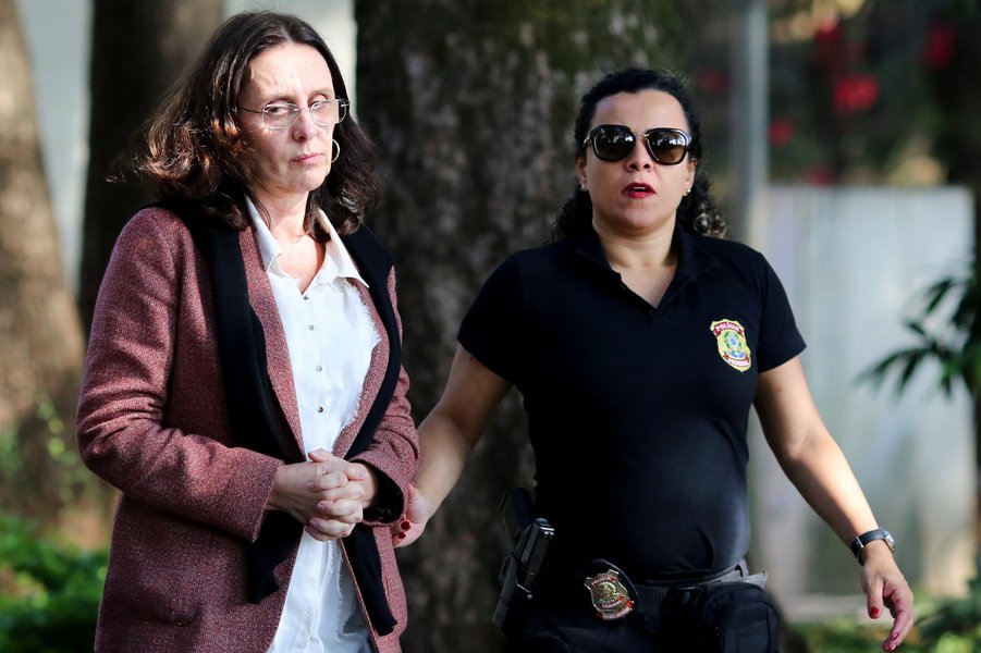 Andrea Neves, sister of Brazilian Senator Aecio Neves, is escorted by a federal police officer as she arrives to the Institute of Forensic Science in Belo Horizonte, Brazil, May 18, 2017. REUTERS/Cristiane Mattos (Foto: Romulo Faro) Andrea Neves, sister of Brazilian Senator Aecio Neves, is escorted by a federal police officer as she arrives to the Institute of Forensic Science in Belo Horizonte, Brazil, May 18, 2017. REUTERS/Cristiane Mattos