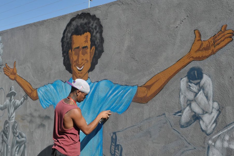 Jovens grafiteiros do DF criam um painel com o tema Juventude Negra e a Paz, em comemoração ao Dia Internacional da Juventude, nos muros do Complexo Sergio Vieira de Mello, na Casa da ONU (José Cruz/Agência Brasil) (Foto: Benedita da Silva) www.brasil247.com - Jovens grafiteiros do DF criam um painel com o tema Juventude Negra e a Paz, em comemoração ao Dia Internacional da Juventude, nos muros do Complexo Sergio Vieira de Mello, na Casa da ONU (José Cruz/Agência Brasil)