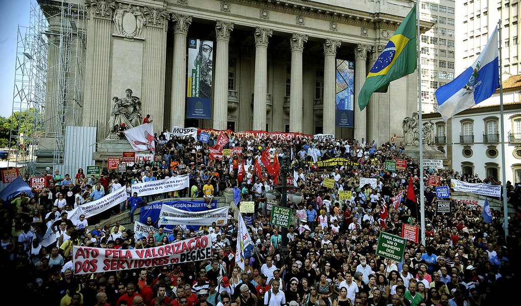 Rio de Janeiro - Servidores estaduais de várias categorias em estado de greve participam de protesto contra a situação financeira e a mudança do calendário de pagamento de salários (Fernando Frazão/Agencia Brasil) (Foto: Aquiles Lins) Rio de Janeiro - Servidores estaduais de várias categorias em estado de greve participam de protesto contra a situação financeira e a mudança do calendário de pagamento de salários (Fernando Frazão/Agencia Brasil)