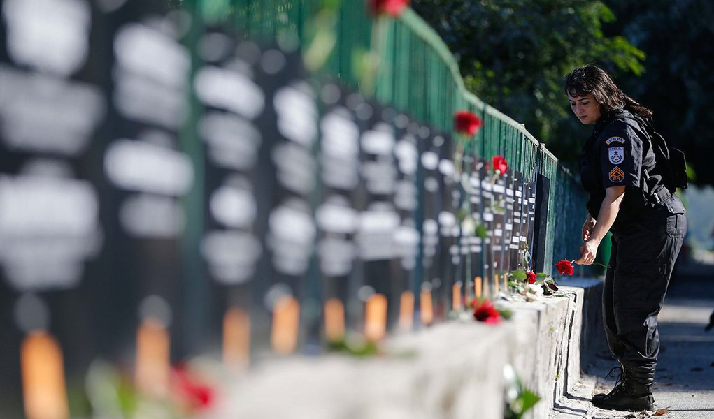 Rio de Janeiro - A ONG Rio de Paz realiza um ato público, na orla da Lagoa Rodrigo de Freitas, em memória dos policiais militares assassinados este ano no Estado do Rio de Janeiro. Foram fixadas no local placas com os nomes dos 91 PMs mortos até agora (Foto: Leonardo Lucena) Rio de Janeiro - A ONG Rio de Paz realiza um ato público, na orla da Lagoa Rodrigo de Freitas, em memória dos policiais militares assassinados este ano no Estado do Rio de Janeiro. Foram fixadas no local placas com os nomes dos 91 PMs mortos até agora